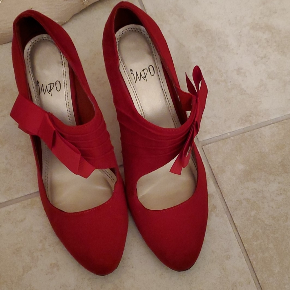 Pumps red suade with ribbon, size 8.